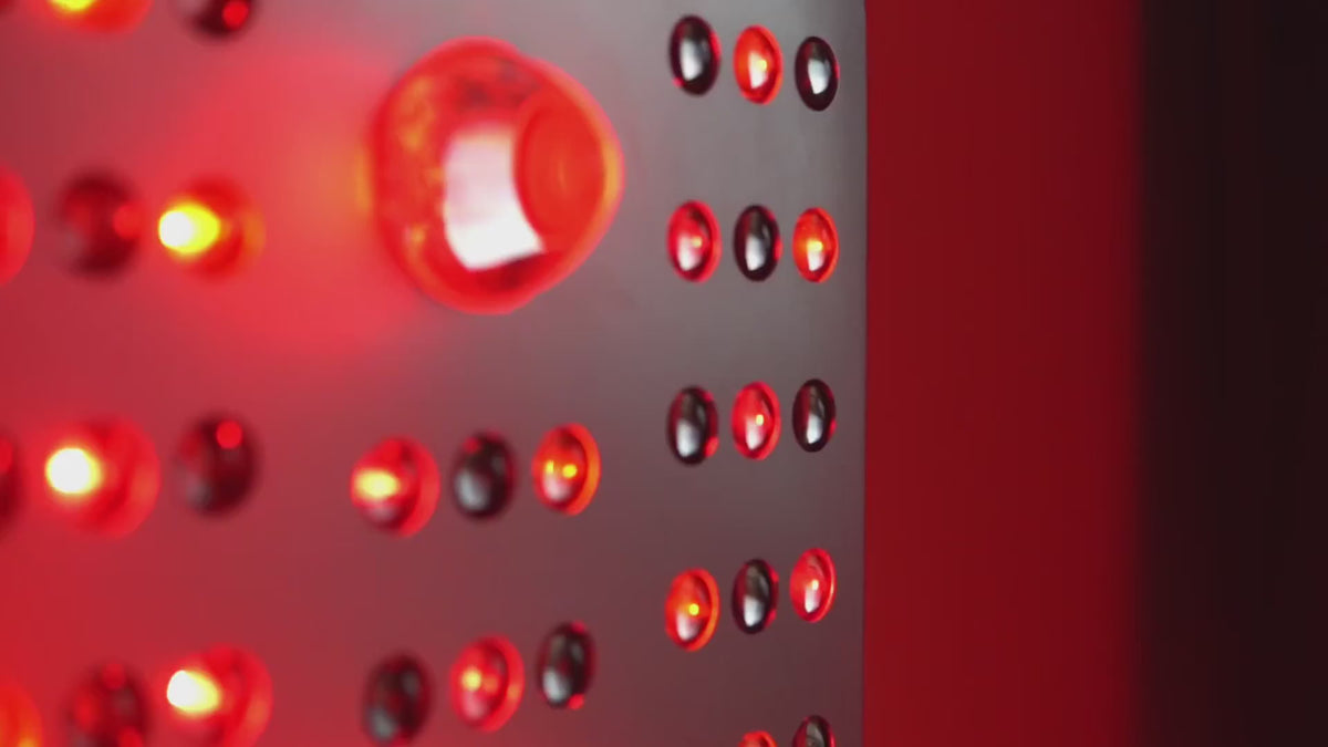 Charger la vidéo: Femme portant le masque facial LED EMR-TEK Eterno pendant sa lecture — thérapie par la lumière rouge mains libres à domicile.